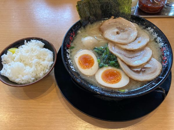 「チャーシュー麺　油多め　ランチライス　ゆで卵トッピング」@横浜家系ラーメン 有楽家 桑名店の写真