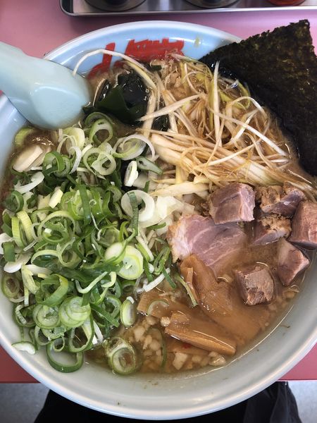 「【期間限定】プレミアム醤油+白髪ネギ+薬味ネギ+コロチャー」@山岡家 平塚店の写真