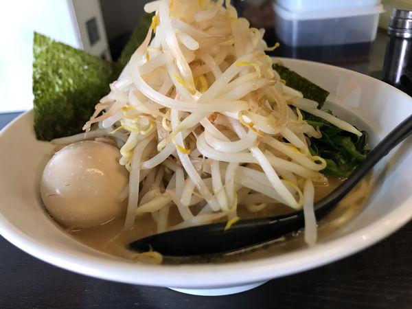 「塩豚骨ラーメン　690円　味玉　野菜マシマシ　トッピング」@円熟屋 本店の写真