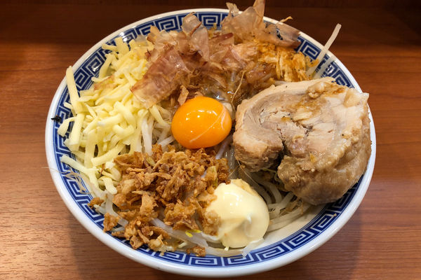 「汁なし並800円+チーズ100円」@びんびん豚 坂戸店の写真