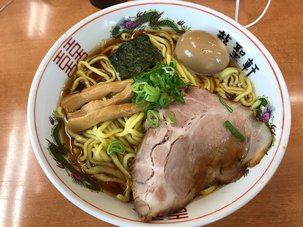 「醤油ﾗｰﾒﾝ味玉大盛固め950円」@龍聖軒の写真