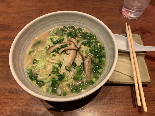「チャーシュー無しラーメン小 680円」@こむらさき アミュプラザ店の写真