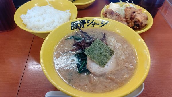 「ジョージラーメン５８０円＋税、唐揚げごはんセット３５０円＋税」@豚骨ジョージの写真