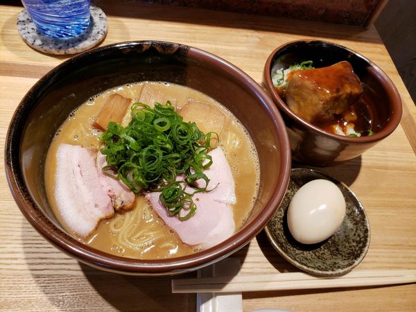 「らぁめん並+比内地鶏半熟味玉+角煮とろめし」@中華蕎麦 とみ田の写真