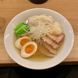 白醤油支那蕎麦の特製＋肉・海老雲呑各1個追加