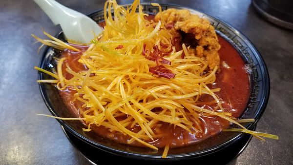 「店舗限定　火山　辛さ普通　辛唐揚げ1個付き」@ハルピンラーメン 松本並柳店の写真