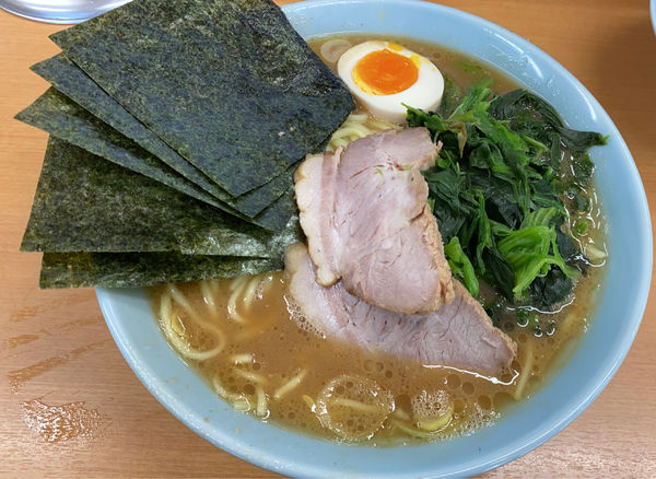 「特製らーめん 中盛 ほうれん草 ライス無料」@横浜らーめん 武蔵家 綾瀬店の写真