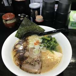 鷄醤油白湯ラーメン 790円