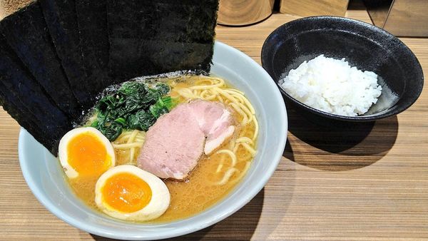 「ラーメン(味濃･麺硬)+味玉･海苔･ライス小(サービス)」@横浜らーめん渡来武 総本店の写真
