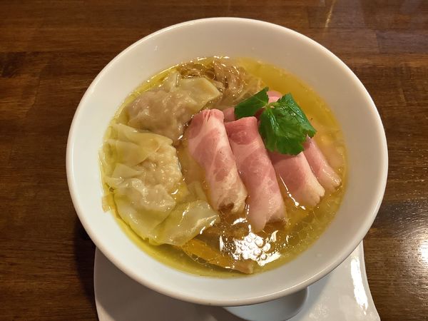 「ワンタン入りチャーシュー麺　鶏と水　塩」@麺.SUZUKiの写真