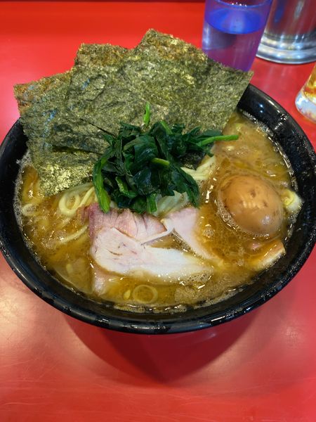 「ラーメン(大) 硬め・濃い目・普通 味玉」@家系総本山 ラーメン吉村家の写真