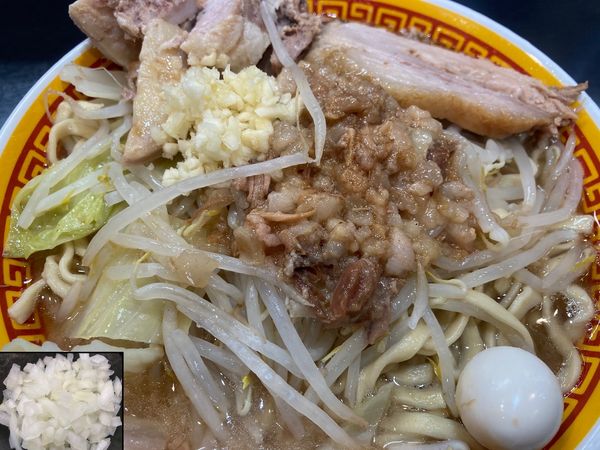 「ラーメン（豚１枚）＋野菜少な目＋ニンニク＋玉ねぎ」@えどもんどの写真