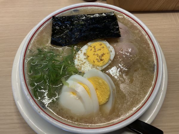 「淡口豚骨ラーメン＋茹で卵＋替玉」@空ノ色 王子店の写真