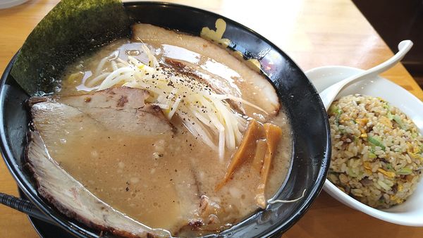 「とこ豚骨、チャーハンセット」@麦笑 豊田店の写真