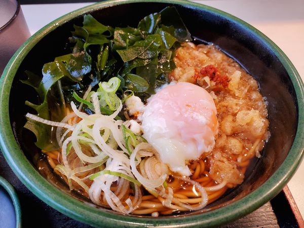 「朝そば・玉子(温玉)・わかめ変更・温」@ゆで太郎 関内羽衣町店の写真