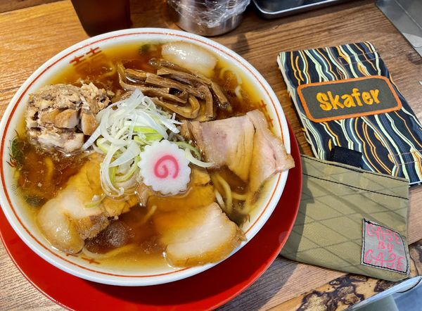 「肉煮干中華そば+ほぐし肉」@肉煮干し中華そば さいころの写真