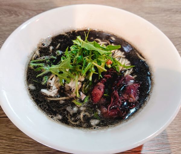 「イカ煮干しの黒ラーメン【日替】」@ニボシラァメン コハクの写真