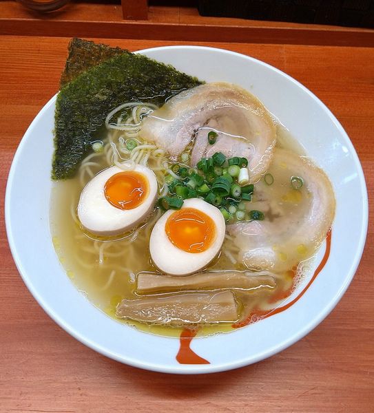 「(裏) 魚介出汁の塩ラーメン 750円＋味玉 100円」@らーめん・油そば 笑びすの写真