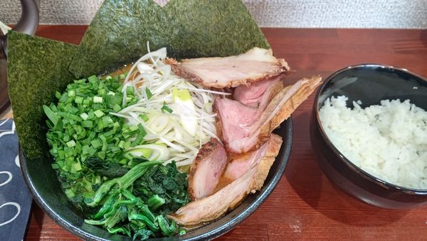 「限定味噌+生ニラ+スモチャ×2+小ライス」@横浜家系らーめん 天王家 寒川総本店の写真