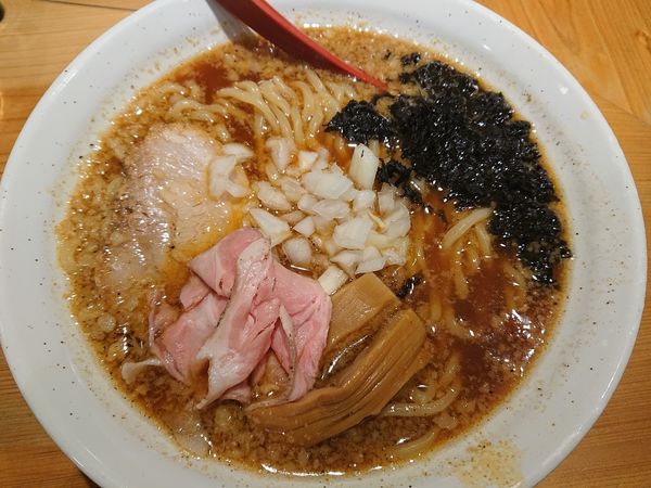 「背脂醤油らー麺（８２０円）＋麺大盛（１２０円）」@焼きあご塩らー麺 たかはし 上野店の写真