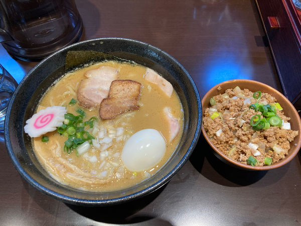 「特製濃厚中華そば＋チャーシュー丼」@中華そば 輝羅の写真
