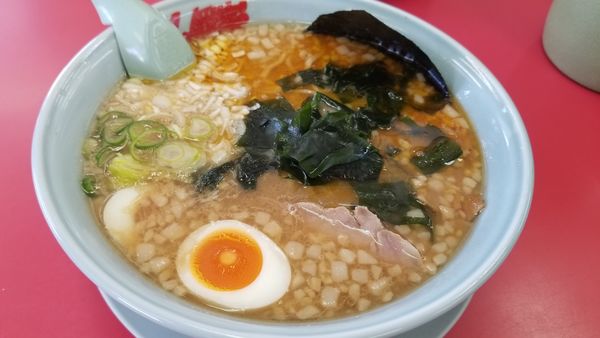 「地域　期間限定　えび醤油ラーメン　味玉トッピング」@山岡家 松本店の写真