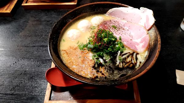 「鶏白湯マー油+鶏団子」@麺栞 みかさの写真