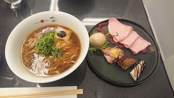 「醤油ラーメン+特製皿」@Japanese Soba Noodles 蔦の写真