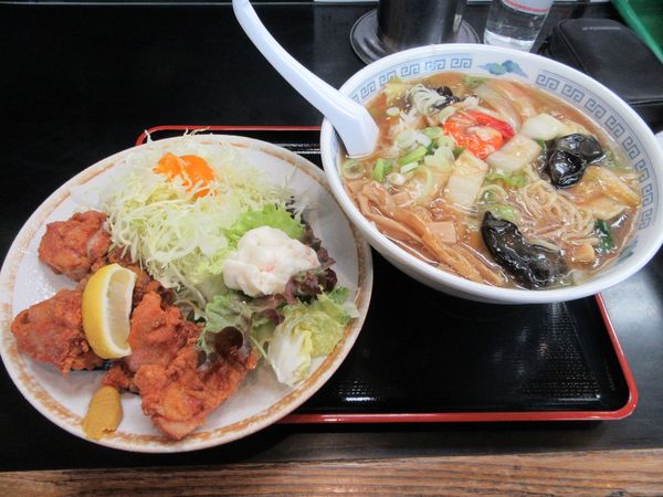 「広東ラーメン（６００円）＋鶏唐揚げ６００円」@まつかさ食堂の写真