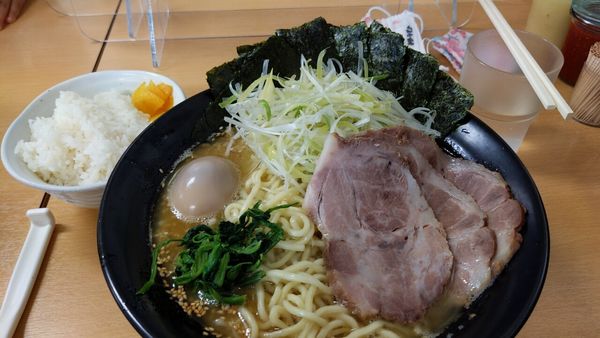 「得とくらーめん（固め・濃め）+大盛り+ライス」@横浜家系  一二三家の写真