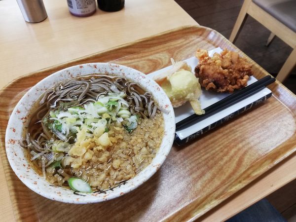 「かけそば、ハムと玉子の天ぷら、山賊揚げ(ハーフ) 550円」@驛前そば 丸政 甲府駅北口店の写真