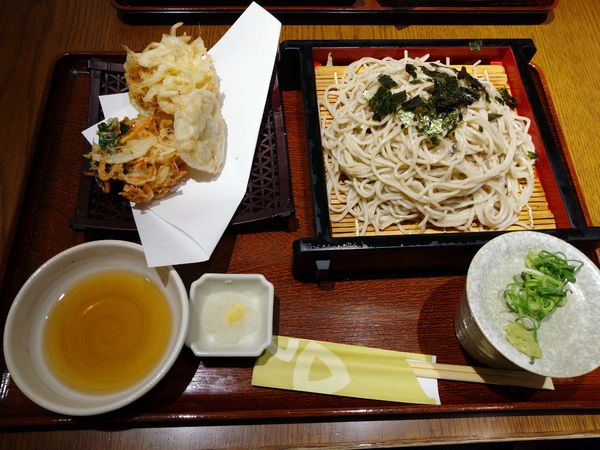 「野菜と白魚の天ぷらそば＋大盛り（1,200円くらい）」@花旬庵 大井町店の写真