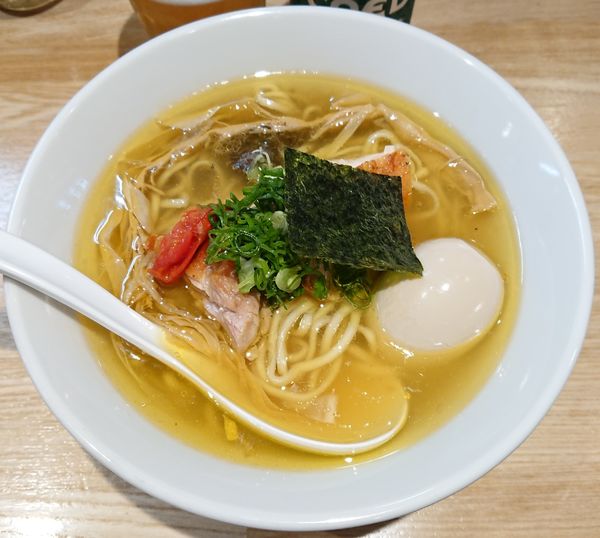 「【限定】地鶏の塩ソバ 味玉入り＋COEDO毬花」@中華ソバ ビリケンの写真