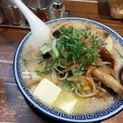 どっさり野菜のきのこバター麺(900円+税)