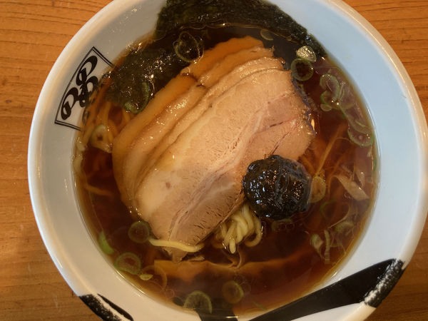 「醤油チャーシューメン 840円（黒玉+50円）」@ラーメン のしめの写真