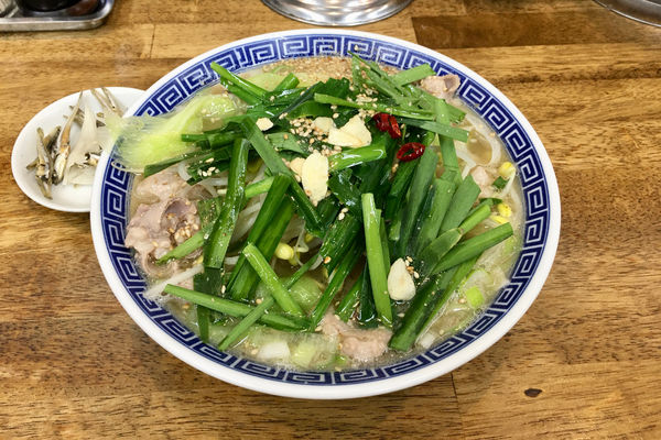 「【丸めの日〜期間限定】モツニラそば 吊るし焼豚入り 1,100円」@中華蕎麦 丸め 東久留米店の写真