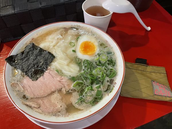 「ラーメン＋追いトゥル（三枚）」@中洲屋台 長浜ラーメン 初代 健太の写真