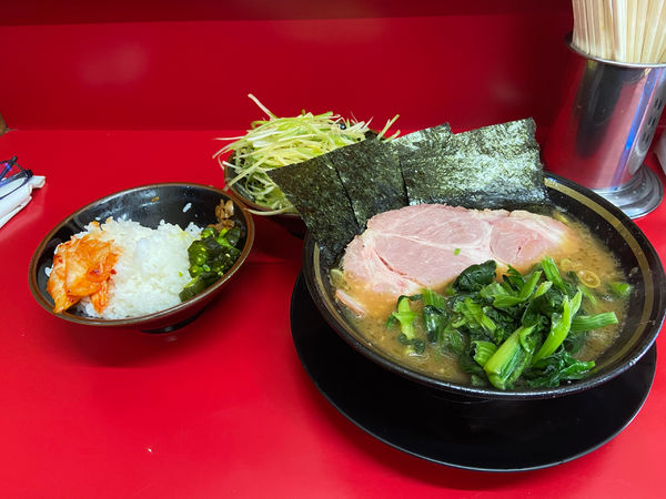 「醤油豚骨ラーメン、和風ネギ、銀シャリバー」@家系ラーメン王道 いしい 市原五井店の写真