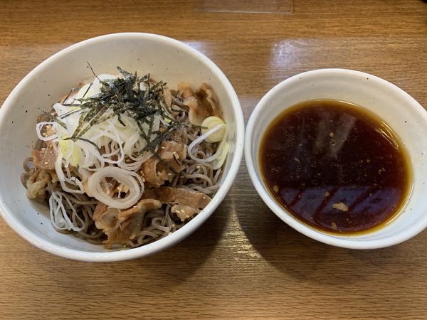 「肉そば 500円」@麺亭 かきつばた 1、2番ホームの写真