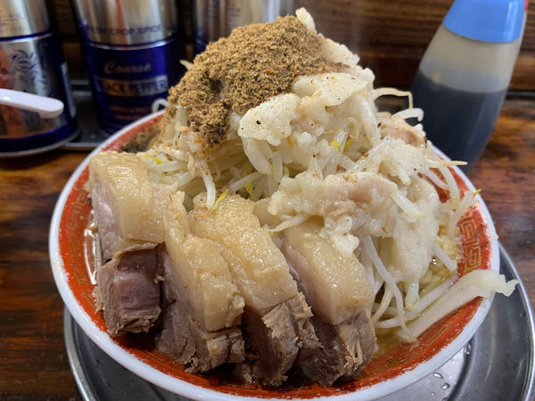 「小ラーメン豚　野菜　ニンニクマシ　脂　魚粉マシマシ」@麺でる 多摩センター店の写真
