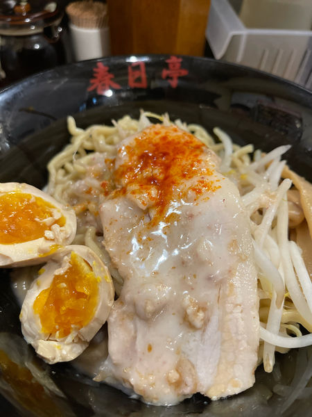 「豚鶏油そば 690円＋味玉 100円」@油そば専門店 春日亭 池袋本店の写真