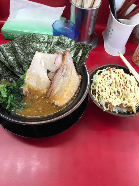 「チャーシューメン3枚中盛　限定国産バラ燻煙　海苔　固め　多め」@家系ラーメン 王道家の写真