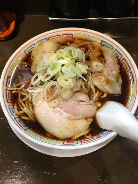 「中華そば・中太 680円、ワンタン(4個) 170円」@丸中華そばの写真