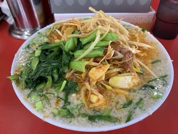 「辛口ホルモン麺　小松菜　辛ネギ」@ラーメンスタンド とん平食堂の写真
