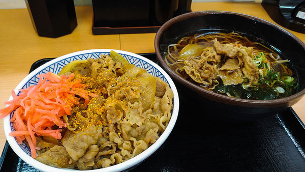 「大盛り牛丼そばセット+そば大盛り+牛小鉢」@そば処吉野家 463号線BP和ケ原店の写真