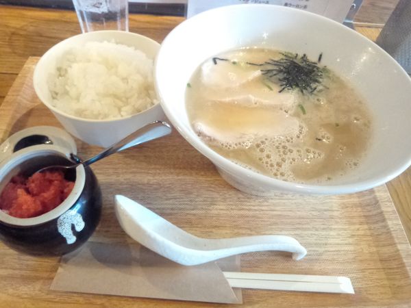 「濃厚鶏白湯らーめん８８０円ライス明太子食べ放題」@やきとり家すみれ 浦和店の写真