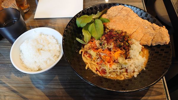 「パイコー汁無し担々麺 1180円 + 御飯 130円」@四川担々麺 ななつぼし 新橋店の写真
