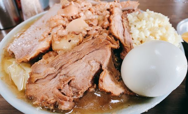 「ブタ増し＋ゆで玉子＋生卵＋アブラ　１５２０円」@ラーメン富士丸 明治通り都電梶原店の写真