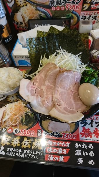 「特製大盛りネギトッピング」@横浜家系ラーメン濃厚家 深谷店の写真