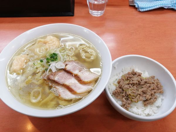 「海老ワンタンメン　塩900円大盛り50円生姜丼100円」@日陰の写真